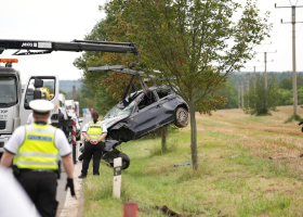 BMW na Rakovnicku vylétlo ze silnice, řidička zemřela. Vezla dvě děti