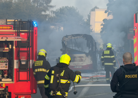 Požár autobusu v pražských Radlicích